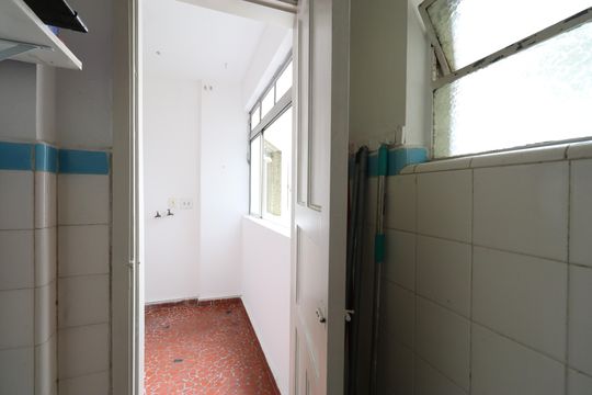 Banheiro de serviço  de apartamento para alugar com 2 quartos, 74m² em Vila Anglo Brasileira, São Paulo