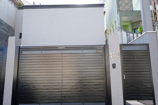 Fachada de casa de condomínio à venda com 2 quartos, 65m² em Chácara Santo Antônio (zona Leste), São Paulo