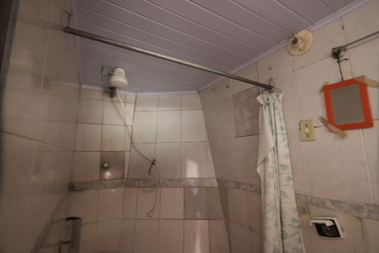 Banheiro de serviço de casa à venda com 2 quartos, 120m² em Jardim Elba, São Paulo
