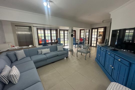 Sala de TV de casa de condomínio para alugar com 2 quartos, 463m² em Residencial Tres (alphaville), Santana de Parnaíba
