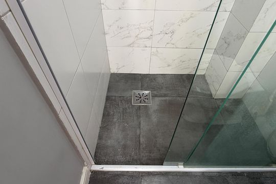 Banheiro de serviço de apartamento para alugar com 3 quartos, 90m² em Aparecida, Santos