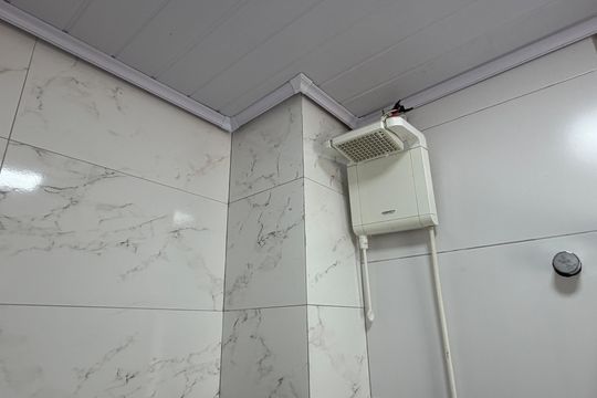 Banheiro de serviço de apartamento para alugar com 3 quartos, 90m² em Aparecida, Santos