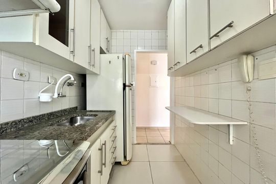 Cozinha de apartamento para alugar com 2 quartos, 54m² em Vila Guarani, São Paulo
