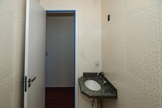 Banheiro de apartamento à venda com 2 quartos, 50m² em São Damião, Belo Horizonte