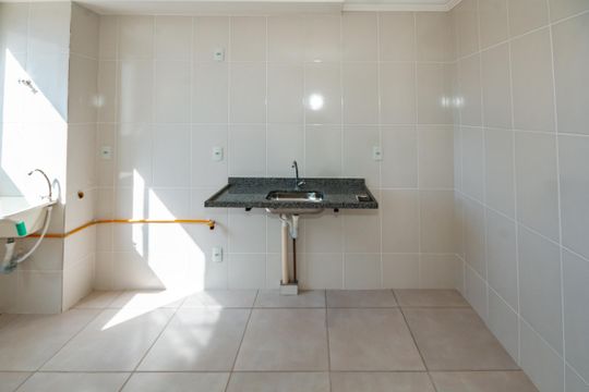 Cozinha de apartamento à venda com 2 quartos, 50m² em São Damião, Belo Horizonte