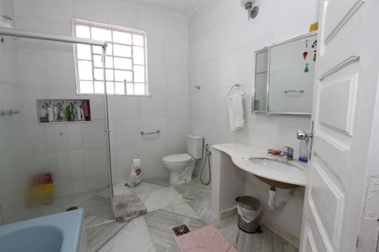 Banheiro 2 de casa à venda com 5 quartos, 400m² em Santo Antônio, Belo Horizonte