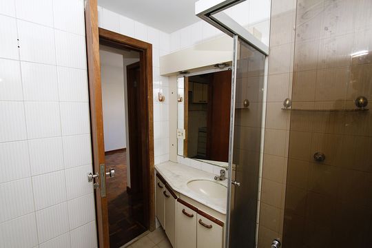 Banheiro de kitnet/studio para alugar com 1 quarto, 51m² em Funcionários, Belo Horizonte