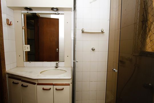 Banheiro de kitnet/studio para alugar com 1 quarto, 51m² em Funcionários, Belo Horizonte