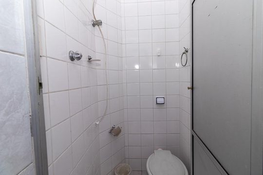 Banheiro de Serviço de apartamento para alugar com 3 quartos, 100m² em Lapa, São Paulo