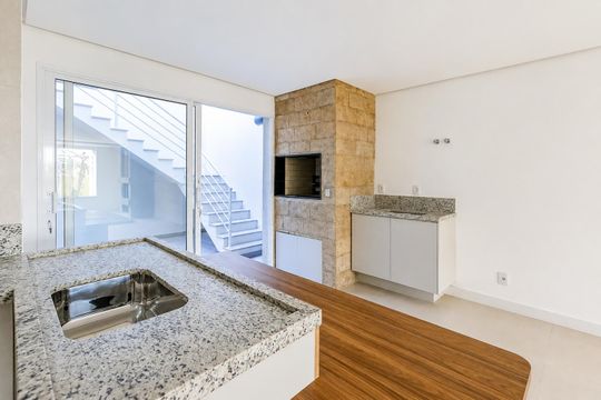 Casa para alugar com 3 quartos, 195m² em Jardim Itu, Porto Alegre