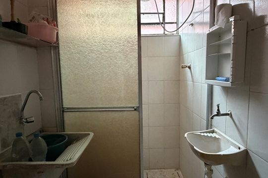 Banheiro de kitnet/studio para alugar com 1 quarto, 37m² em Itararé, Santos