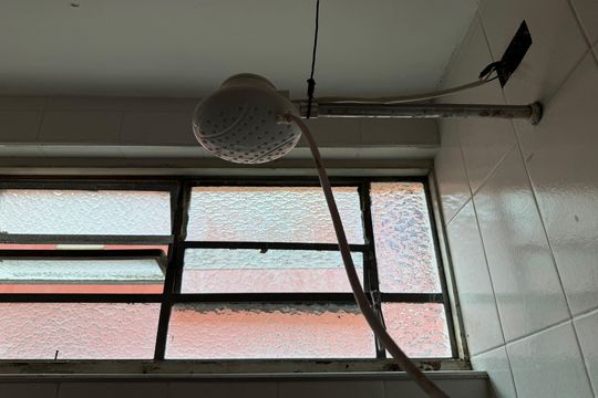Banheiro de kitnet/studio para alugar com 1 quarto, 37m² em Itararé, Santos