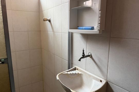 Banheiro de kitnet/studio para alugar com 1 quarto, 37m² em Itararé, Santos