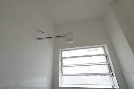 Banheiro social de kitnet/studio para alugar com 1 quarto, 26m² em Centro Histórico de São Paulo, São Paulo