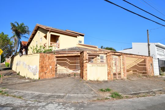 Fachada de casa à venda com 3 quartos, 300m² em Parque São Quirino, Campinas