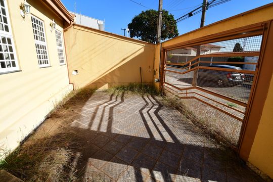Garagem de casa à venda com 3 quartos, 300m² em Parque São Quirino, Campinas