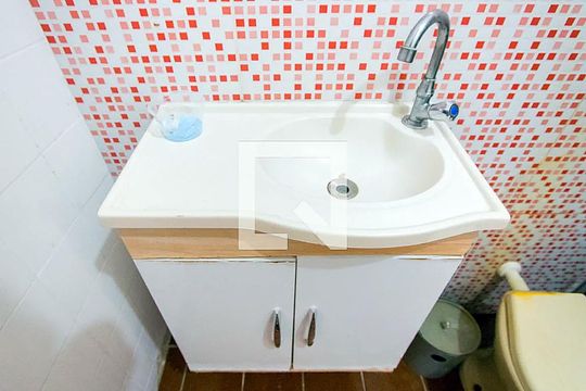 Banheiro social de casa à venda com 3 quartos, 87m² em Vila Linda, Santo André