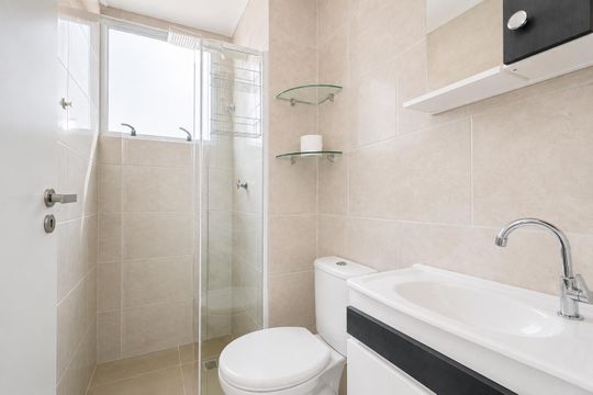 Banheiro de apartamento para alugar com 2 quartos, 40m² em Campo Novo, Porto Alegre