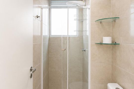 Banheiro de apartamento para alugar com 2 quartos, 40m² em Campo Novo, Porto Alegre