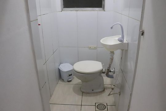 Banheiro de kitnet/studio para alugar com 1 quarto, 40m² em Centro, Campos dos Goytacazes