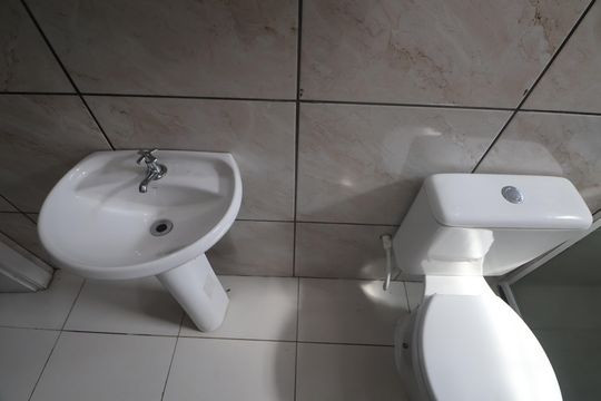 banheiro  de apartamento para alugar com 2 quartos, 60m² em Rio Branco, Canoas
