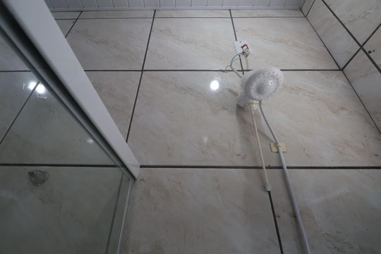 banheiro  de apartamento para alugar com 2 quartos, 60m² em Rio Branco, Canoas
