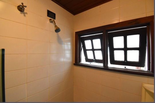 Banheiro de casa à venda com 6 quartos, 500m² em Jardim das Américas, Curitiba