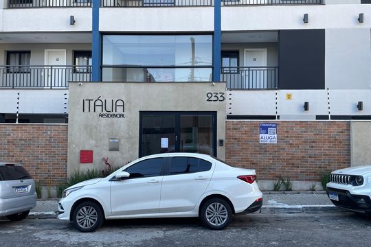 Fachada + Placa de apartamento para alugar com 1 quarto, 37m² em Vila Rosaria, São Paulo