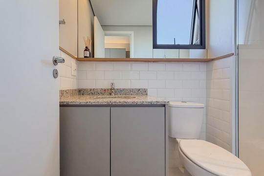Banheiro de kitnet/studio para alugar com 1 quarto, 27m² em Paraíso, São Paulo