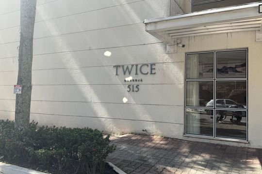 Fachada de apartamento para alugar com 2 quartos, 70m² em Jardim Las Palmas, Guarujá
