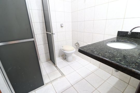 Banheiro do Quarto 3 de casa para alugar com 3 quartos, 74m² em Tibery, Uberlândia