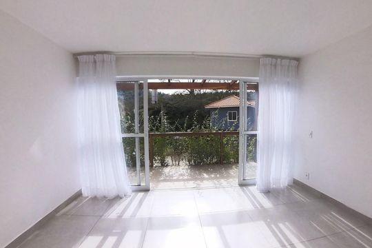 Sala de casa para alugar com 2 quartos, 122m² em Bonsucesso, Petrópolis