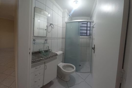 Banheiro de apartamento à venda com 2 quartos, 50m² em Vila Carmosina, São Paulo