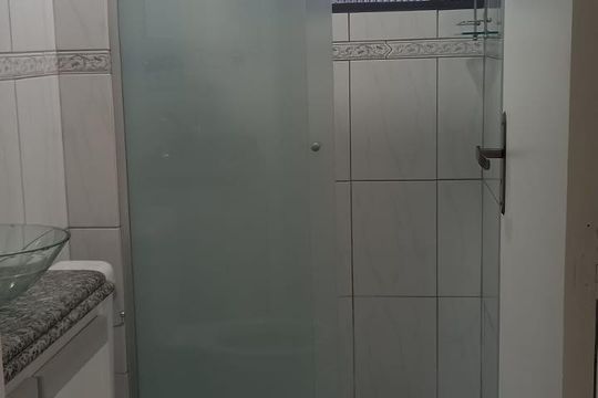 Banheiro de apartamento à venda com 2 quartos, 50m² em Vila Carmosina, São Paulo