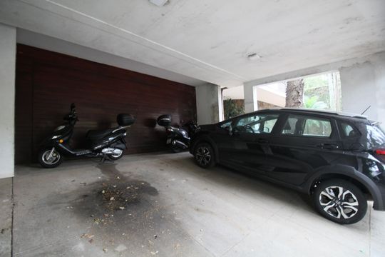 Garagem de casa à venda com 3 quartos, 470m² em Jardim Guedala, São Paulo