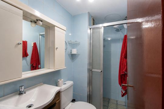 Banheiro de apartamento para alugar com 2 quartos, 56m² em Cristal, Porto Alegre