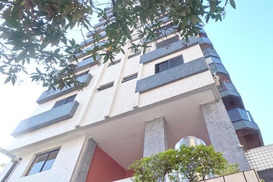 Fachada | Adesivo/Placa Quintoandar instalado  de apartamento para alugar com 3 quartos, 90m² em Boqueirão, Santos