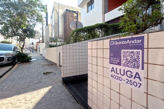 Fachada | Adesivo/Placa Quintoandar instalado  de apartamento para alugar com 3 quartos, 90m² em Boqueirão, Santos
