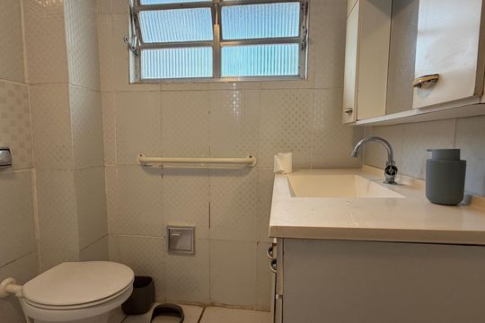 Banheiro de apartamento para alugar com 1 quarto, 50m² em José Menino, Santos