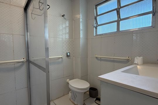 Banheiro de apartamento para alugar com 1 quarto, 50m² em José Menino, Santos