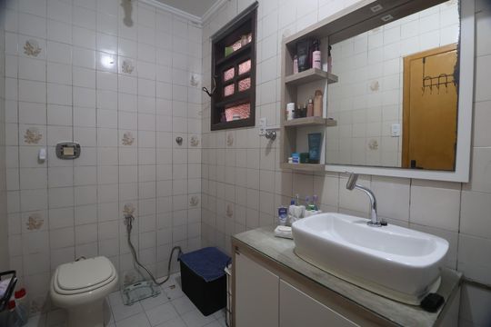 Banheiro suíte  de casa à venda com 3 quartos, 350m² em Rio Branco, Canoas