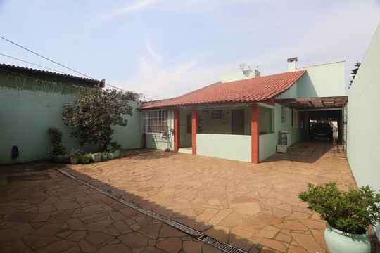 Quintal de casa à venda com 3 quartos, 350m² em Rio Branco, Canoas