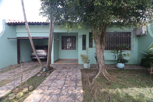 Fachada de casa à venda com 3 quartos, 350m² em Rio Branco, Canoas