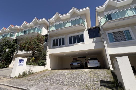 Fachada com placa grande de casa de condomínio à venda com 3 quartos, 227m² em Portal dos Gramados, Guarulhos