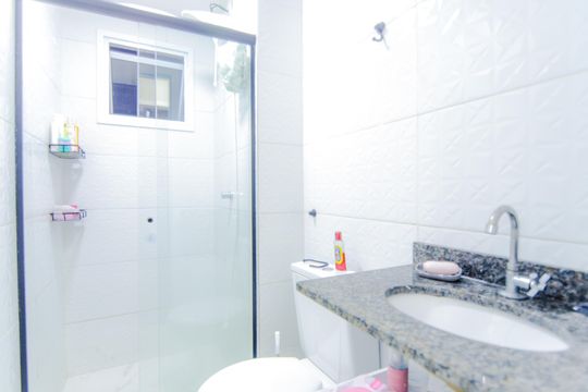 Banheiro de apartamento à venda com 2 quartos, 48m² em Parque Continental I, Guarulhos