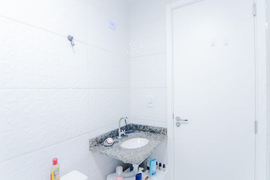 Banheiro de apartamento à venda com 2 quartos, 48m² em Parque Continental I, Guarulhos
