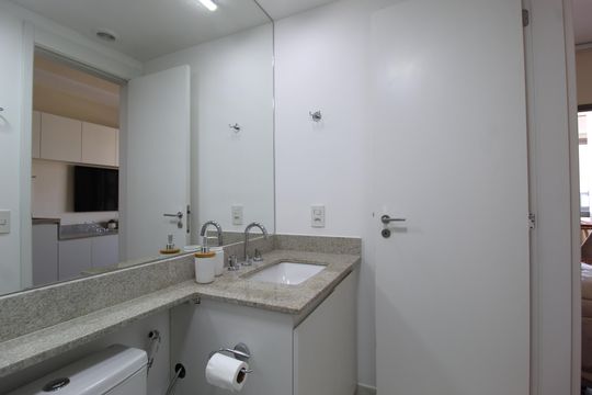 Banheiro de kitnet/studio à venda com 1 quarto, 28m² em Indianópolis, São Paulo
