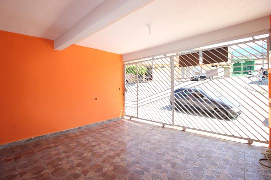 Garagem de casa para alugar com 3 quartos, 125m² em Jardim Robru, São Paulo