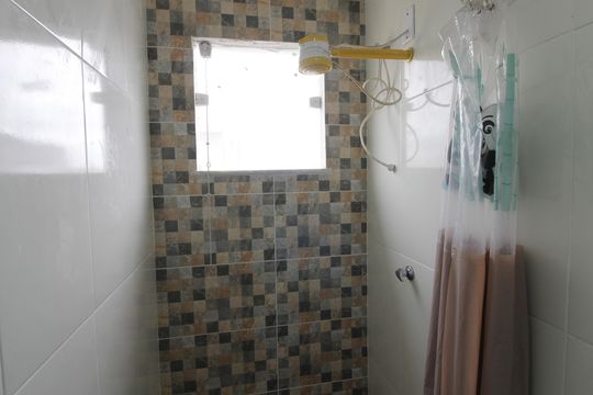 Banheiro social 2 de casa para alugar com 3 quartos, 130m² em Jardim Pero, Cabo Frio