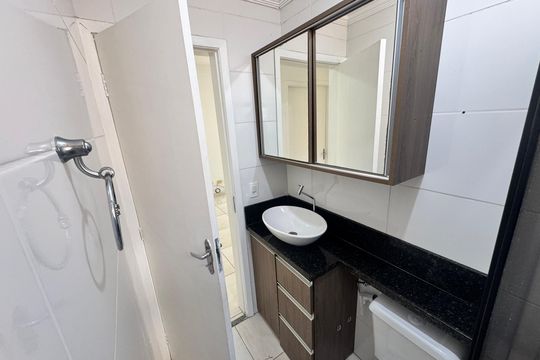 Banheiro de apartamento para alugar com 2 quartos, 60m² em Jardim Araruama, Cotia